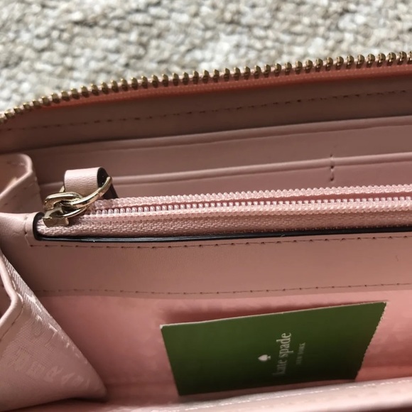 Original, authentic Kate Spade purse. BNWT Lovely pink colour with bow detail. - Picture 4 of 5